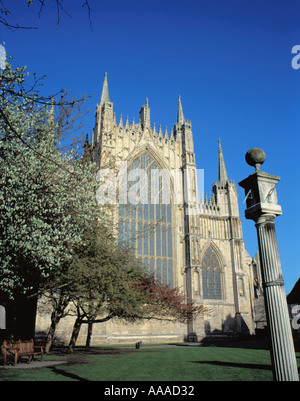 Pittoresque vieux cadran solaire et façade est de la ville médiévale de York Minster, ville de York, North Yorkshire, Angleterre, Royaume-Uni. Banque D'Images