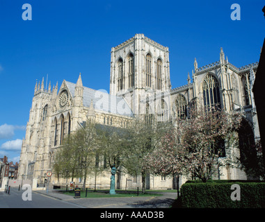 Beau York Minster pittoresque du sud-est, la ville de York, North Yorkshire, Angleterre, Royaume-Uni. Banque D'Images