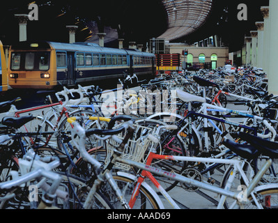 Des vélos stationnés à la gare centrale de New York, ville de York, North Yorkshire, Angleterre, Royaume-Uni. Banque D'Images