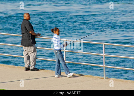 Père et fille la pêche sur une chaude journée d'été Banque D'Images