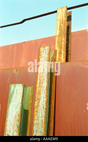 Metal dans le stockage en attente de la construction et de l'utilisation dans renovationg vieilles péniches Banque D'Images