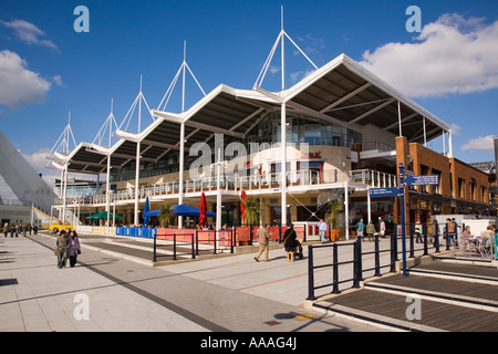 Les bâtiments modernes de restaurants et de boutiques à bord de Gunwharf Quays Portsmouth Hampshire England UK développement Banque D'Images