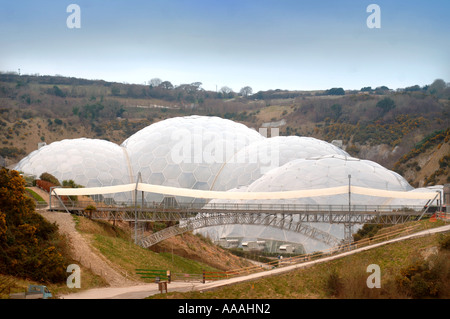 L'EDEN PROJECT BIOMES AVEC LA NOUVELLE PASSERELLE COUVERTE MENANT DE LA PASSERELLE DU CENTRE DES VISITEURS Banque D'Images