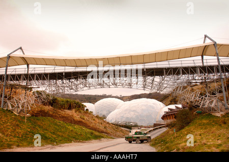 L'EDEN PROJECT BIOMES AVEC LA NOUVELLE PASSERELLE COUVERTE Banque D'Images