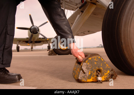 Un pilote SUPPRIME LES CALES D'UN ESPADON AVION À YEOVILTON SOMERSET UK AVEC UN SEA FURY DANS L'ARRIÈRE-PLAN Banque D'Images