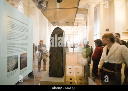 Les gens regardent le Rosetta Stone British Museum Londres Angleterre Banque D'Images