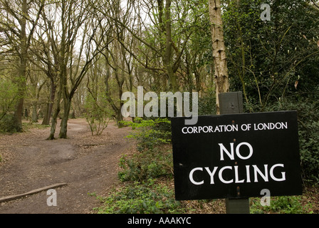 'Pas de vélo' signe Corporation of London'. "Hampstead Heath", London NW3. L'Angleterre. HOMER SYKES Banque D'Images