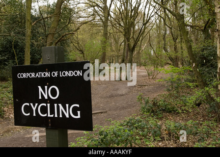 'Corporation of London'. 'Pas de vélo" panneau "Hampstead Heath", London NW3. L'Angleterre. 2006 Banque D'Images