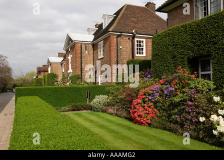 Hampstead Garden banlieue, pelouse de jardin bien rangé. Turner Drive, Londres NW3. Angleterre des années 2006 2000 Royaume-Uni HOMER SYKES Banque D'Images