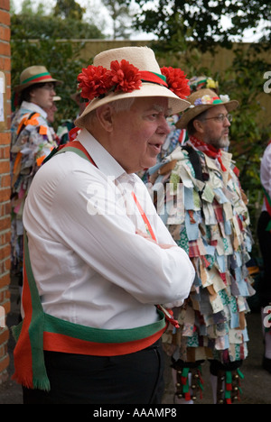 Le Kennett Morris men at South Stoke, Berkshire, Angleterre juste village le 1er mai Banque D'Images