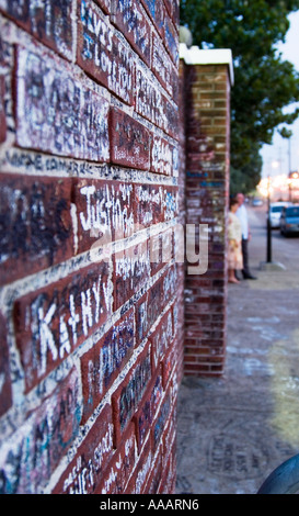 Graffiti sur mur de briques à Graceland, Elvis Presley Homeplace, Memphis, Tennessee, États-Unis. Banque D'Images