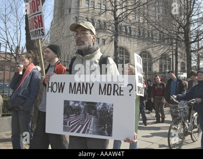 La guerre contre les activistes dans Brooklyn NY démontrer pour marquer l'anniversaire de deux ans depuis le début de la guerre en Irak Banque D'Images