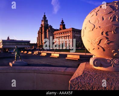 Royal Liver Building et monument, Pier Head, Liverpool Banque D'Images