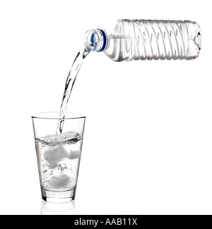L'eau embouteillée est versé dans un verre Banque D'Images