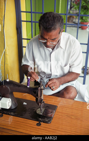 Fabrication de vêtements de l'homme sur la machine à coudre Banque D'Images