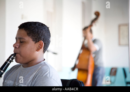 Les enfants de pratiquer leurs instruments dans la Ciudad Bolivar au Venezuela, l'École de musique Banque D'Images