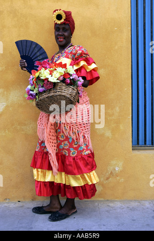 La femme cubaine locale en vêtements traditionnels permet aux touristes de photographier en échange d'un petit supplément Banque D'Images