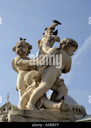 Le réservoir d'eau, en face de la Tour Penchée de Pise. La toscane. Avril 2007 Banque D'Images