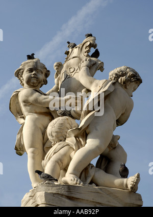Le chérubin statue au-dessus d'un réservoir d'eau, en face de la Tour Penchée de Pise. Toscane.Avril 2007 Banque D'Images