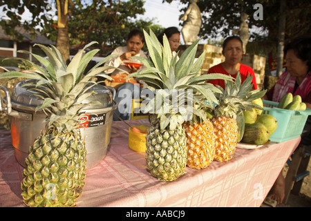 Blocage d'ananas sur la plage de Kuta, Bali, Indonésie Banque D'Images