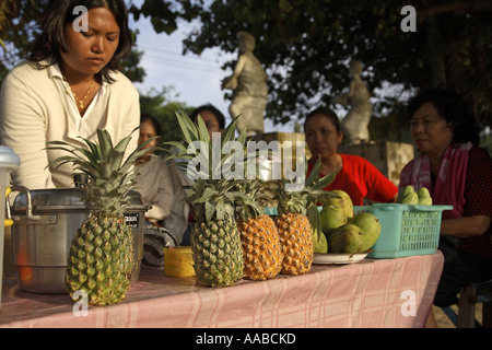 Vendeur d'ananas sur la plage de Kuta, Bali, Indonésie Banque D'Images