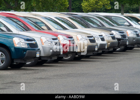 Rangées de voitures neuves à vendre à nouveau l'Agence de voiture Parking Banque D'Images
