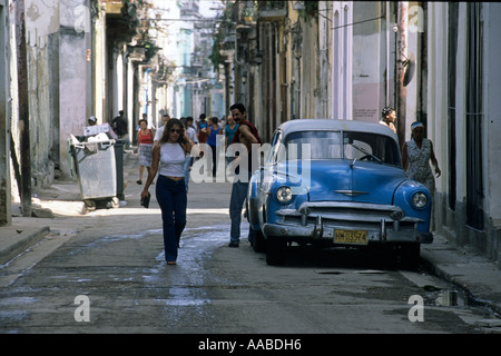 Scène de rue à la Havane, avec une voiture américaine classique et des piétons, Cuba Banque D'Images