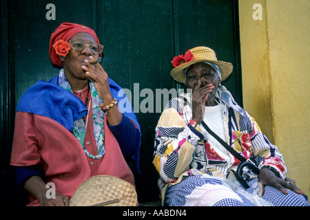 Deux dames avec les cigares, La Havane, Cuba Banque D'Images