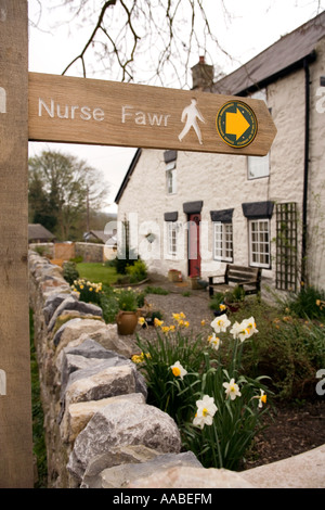 UK Wales Clwyd Llanarmon yn Infirmière Ial Fawr sentier sign passé cottage blanchis Banque D'Images