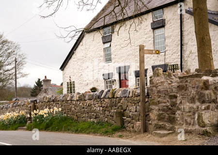 UK Wales Clwyd Llanarmon yn Lal cottage village blanc et sentier sign Banque D'Images