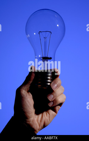 Hand holding large lightbulb Banque D'Images