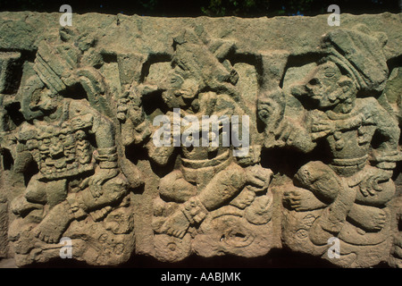 Sculpture relief représentant des figures se dresse sur un autel dans les ruines d'un 8ème siècle établissement Maya à Copan Honduras Banque D'Images