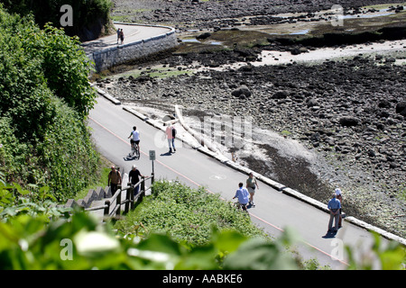 Les gens qui marchent le long d'une digue, au parc Stanley, Vancouver British Columbia Canada Banque D'Images