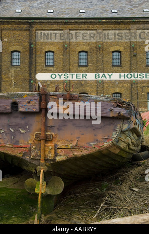 Barge abandonnée à Oyster Bay House Faversham Kent England Banque D'Images