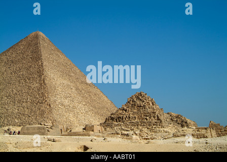 Pyramide de Queens à côté de la Grande Pyramide de Khufu (CHEOPS), Giza, Le Caire, Egypte Banque D'Images
