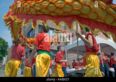 Danse du dragon pour le 35e anniversaire de la société de Tai chi taoïste de Montréal 11 juin 2005 Banque D'Images