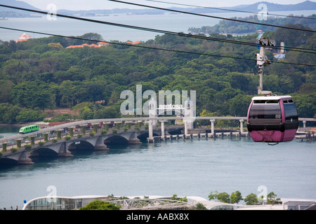 L'île de Sentosa 'cable car' et pont sur le canal de Keppel Mont Faber 'Jewel Box' Région centrale Singapour Banque D'Images