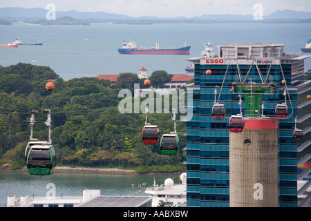 L'île de Sentosa 'cable cars' près de Mont Faber Boîte à Bijoux Point station à partir de la région du Centre Harbourfront Singapour Banque D'Images