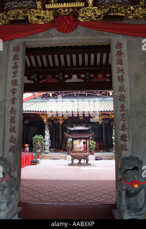 La ville de Singapour l'Asie peut regarder à travers l'entrée de la cour intérieure de l'Thian Hock Keng Temple chinois Banque D'Images