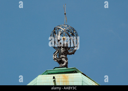 Figure sculptée de l'Atlas portant une sphère céleste au sommet de la Tour astronomique dans le Klementinum, un complexe historique à Prague, République tchèque Banque D'Images