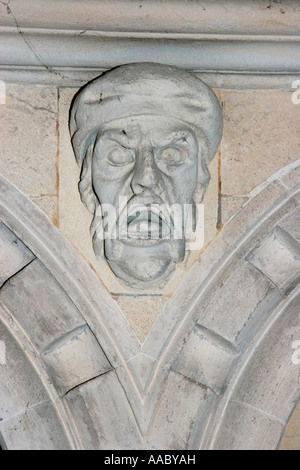 Les grotesques sur les murs de la partie ronde de l'Église Temple surplombant les effigies knight s Banque D'Images