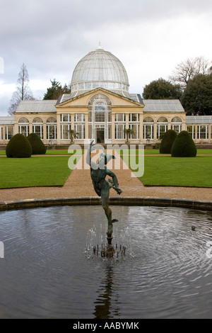 La grande véranda et statue de Mercure à Syon Park West London Banque D'Images