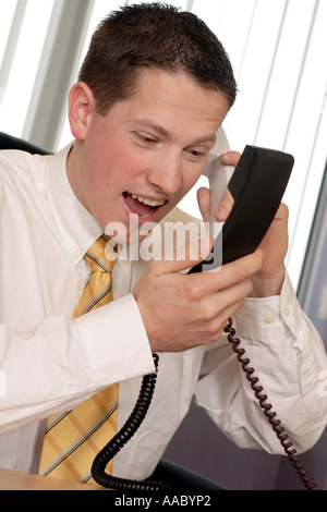 Businessman stressé avec téléphone Banque D'Images