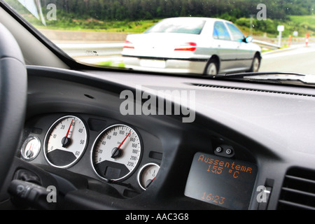 Compteur de vitesse dans une voiture avec 130 Banque D'Images