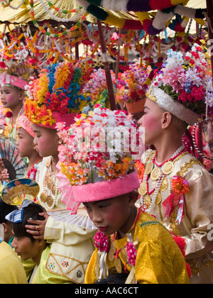 Moines en foule à Poi Sang Long Coordination des jeunes moines festival Mae Hong Song Thaïlande Banque D'Images