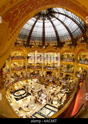 Intérieur de la célèbres Galeries Lafayette Paris France Banque D'Images