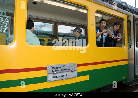 Wengen dans l'Oberland bernois, en Suisse. Les touristes asiatiques sur le train à crémaillère à Kleine Scheiddeg Jungfraujoch Banque D'Images