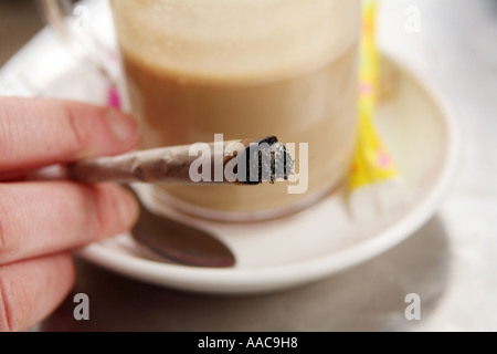 Jeune femme fumer de la marijuana dans un coffee shop en hollande, Close up Banque D'Images