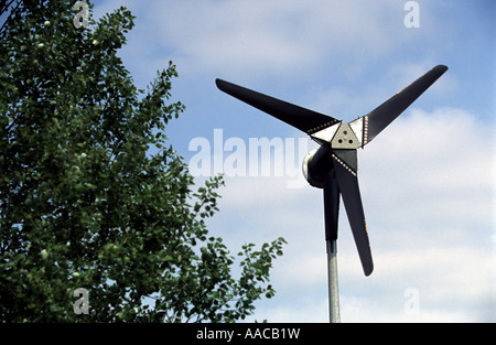 Micro turbine de vent dans le jardin d'une propriété résidentielle à Braintree, Essex, Royaume-Uni. Banque D'Images