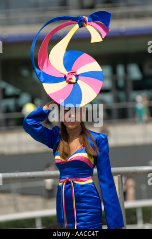 La mode extravagante sur Mesdames journée au Royal Ascot Banque D'Images